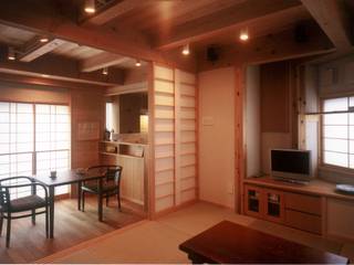 江戸Styleの家（実験住宅としての自邸）, 有限会社 光設計 有限会社 光設計 Salones rústicos rústicos