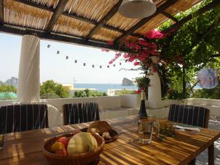 Casa di Panarea, Studio di Architettura Manuela Zecca Studio di Architettura Manuela Zecca Mediterranean style balcony, veranda & terrace