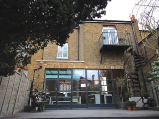 Full House Renovation with Crittall Extension, London, HollandGreen HollandGreen Industrialne domy