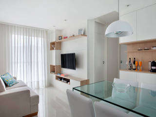 Apartamento pequeno, Carolina Mendonça Projetos de Arquitetura e Interiores LTDA Carolina Mendonça Projetos de Arquitetura e Interiores LTDA Salas de estar modernas Propriedade,Mobiliário,Armários,Janela,Sofá,Design de interiores,Prédio,Planta de casa,Madeira,Casa