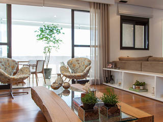 Madeira em pauta para um casal que adora receber, Helô Marques Associados Helô Marques Associados Rustic style living room