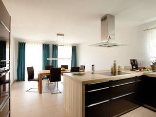 VIO 302 - Küche mit Blick in das Esszimmer homify Moderne Küchen Einfamilienhaus,Fertighaus,Küche,Kochinsel,Esszimmer,fertighausbau,holzbauweise,fertighäuser