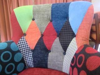 Poltroncina rivestita in tessuto stile patchwork, CORDEL s.r.l. CORDEL s.r.l. ห้องนอน