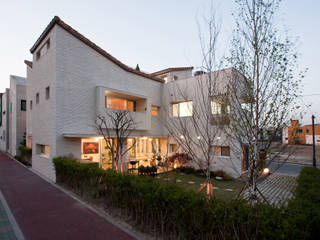 판교 호연당(好緣堂)주택, (주)건축사사무소 아뜰리에십칠 (주)건축사사무소 아뜰리에십칠 Moderne huizen