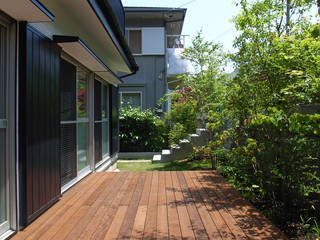 「stri-ep house SHIMOYAMAGUCHI」, vibe design inc. vibe design inc. Eclectic style balcony, veranda & terrace