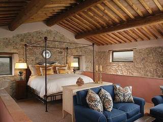 Castello di Casole - Italia - Porte Itaila Interiors, PORTE ITALIA INTERIORS PORTE ITALIA INTERIORS غرفة نوم