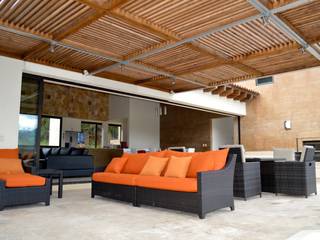 Terraza cubierta con pérgola de madera. Revah Arqs Balcones y terrazas modernos