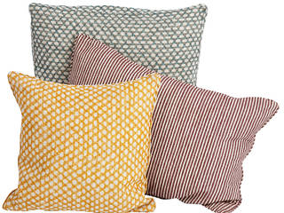 FERMOIE CUSHIONS: Effortlessly combining comfort with quality and style, Fermoie LLP Fermoie LLP Livings de estilo clásico