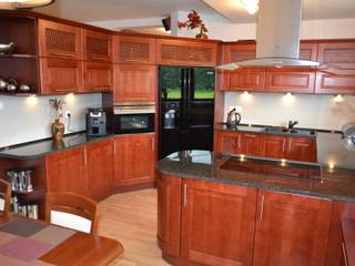 Drewno olchowe / konglomerat kwarcytowy, YO studio mebli YO studio mebli Classic style kitchen