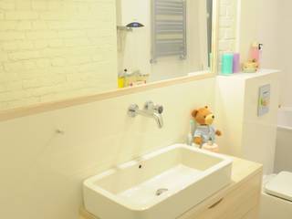 Pastelowa łazienka z przesłaniem ...Always look on the ...kto odgadnie?:), Perfect Home Perfect Home Phòng tắm phong cách hiện đại
