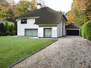 Eigentijds wonen in een rietgedekte villa, Lab32 architecten Lab32 architecten Casas de estilo moderno