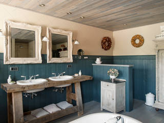 Landelijke badkamer met steigerhout, Taps&Baths Taps&Baths Casas de banho rústicas Pia