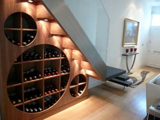 Wine cellar beneath contemporary staircase Space Alchemy Ltd Moderne wijnkelders