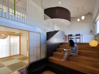 図書館階段のある家, アアキ前田 株式会社 アアキ前田 株式会社 Modern corridor, hallway & stairs