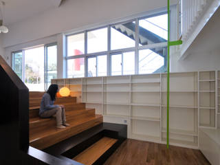 図書館階段のある家, アアキ前田 株式会社 アアキ前田 株式会社 現代風玄關、走廊與階梯
