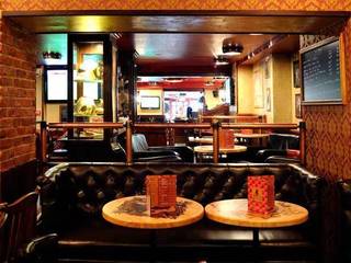 Sherlock Pub, IzzI Design IzzI Design مساحات تجارية