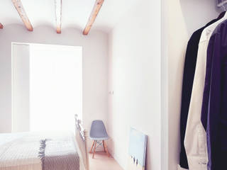 Dormitorio cálido en blanco con vestidor Markham Stagers Dormitorios modernos: Ideas, imágenes y decoración Madera Blanco