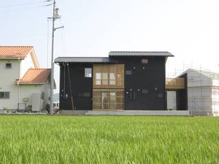 田園風景の中の小さな家, 上野貴建築研究所 上野貴建築研究所 Casas de estilo ecléctico