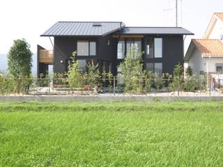 田園風景の中の小さな家, 上野貴建築研究所 上野貴建築研究所 Casas de estilo ecléctico