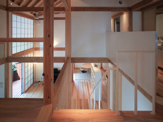 kitadoi house, 髙岡建築研究室 髙岡建築研究室 和風の 玄関&廊下&階段