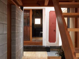 ホリナンの家, 平野建築設計室 平野建築設計室 乡村风格的走廊，走廊和楼梯
