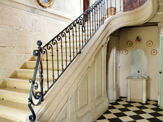 Une maison de maître dans l'Ain, le songe du miroir photographe le songe du miroir photographe Classic style corridor, hallway and stairs