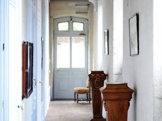 Une maison de maître dans l'Ain, le songe du miroir photographe le songe du miroir photographe Classic style corridor, hallway and stairs