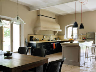 Mas en Provence, STEPHANIE MESSAGER STEPHANIE MESSAGER Country style kitchen