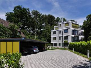 Grauer Granit vor grünem Wald BALI Bau+ Liegenschaften AG Modern Houses