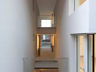 Joeun Sarangchae, around architects around architects Modern Corridor, Hallway and Staircase