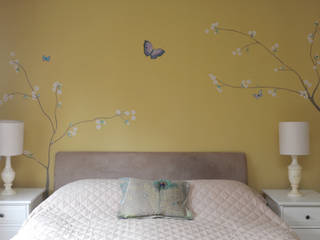 The Yellow Chinoiserie Bedroom , Louise Dean -Artist Louise Dean -Artist Dormitorios de estilo asiático
