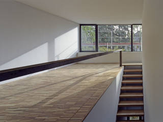 Holzhaus "Wohnhaus Tsingas" - Niedrigenergiehaus, Helm Westhaus Architekten Helm Westhaus Architekten Minimalist corridor, hallway & stairs