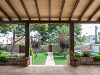 Casa del Porche de Piedra, LLIBERÓS SALVADOR Arquitectos LLIBERÓS SALVADOR Arquitectos Балкон и терраса в рустикальном стиле