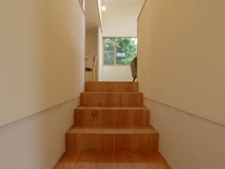 house in Ishikawauchi, とやま建築デザイン室 とやま建築デザイン室 モダンスタイルの 玄関&廊下&階段