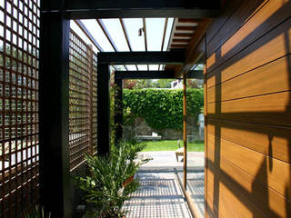 Moulin Huet House, CCD Architects CCD Architects Moderne balkons, veranda's en terrassen