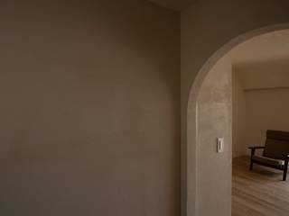 フランス漆喰のある家, 宇佐美建築設計室 宇佐美建築設計室 클래식스타일 벽지 & 바닥