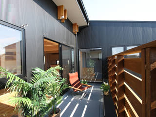 ウッドデッキのある二世帯の家, 遠藤浩建築設計事務所 H,ENDOH ARCHTECT & ASSOCIATES 遠藤浩建築設計事務所 H,ENDOH ARCHTECT & ASSOCIATES Moderner Balkon, Veranda & Terrasse