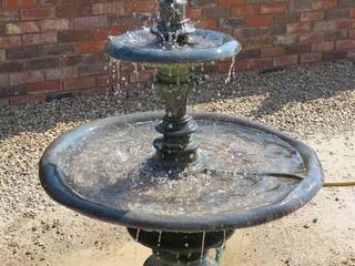 Antique Lead 2 Tier Water Fountain With Rose Detailing UKAA | UK Architectural Antiques Jardines de estilo clásico Piscinas y tanques
