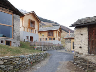 Zwei Häuser in Leis -Vals, CH , Simona Pribeagu Schmid, dipl. Architektin AAM Simona Pribeagu Schmid, dipl. Architektin AAM منازل