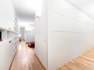 Angolo, 23bassi studio di architettura 23bassi studio di architettura Modern Corridor, Hallway and Staircase Wood Wood effect