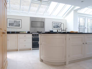 Barnes Townhouse | Simple, White & Bright Classic Contemporary London Kitchen, Humphrey Munson Humphrey Munson Skylights