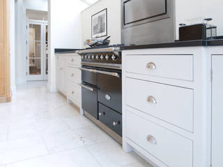 Barnes Townhouse | Simple, White & Bright Classic Contemporary London Kitchen, Humphrey Munson Humphrey Munson Country style kitchen