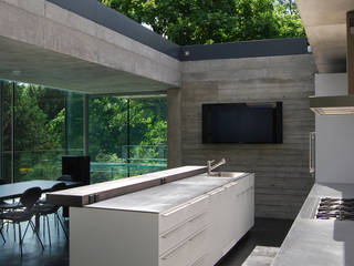 Kitchen with sliding rooflight to create open-air court Eldridge London Minimalistische Küchen