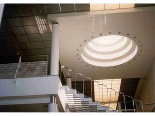 1988. OFICINAS DIARIO LEVANTE, ARQUITECTOS PRIOR Y LLOMBART ARQUITECTOS PRIOR Y LLOMBART Pasillos, vestíbulos y escaleras de estilo industrial
