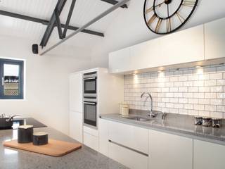 The Cow Shed Barn Conversion Kitchen, in-toto Kitchens Design Studio Marlow in-toto Kitchens Design Studio Marlow Cocinas de estilo clásico