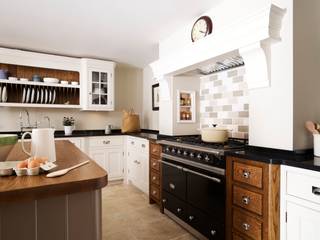 Nickleby | Felsted | Bespoke Classic Contemporary Kitchen Humphrey Munson Cucina in stile classico