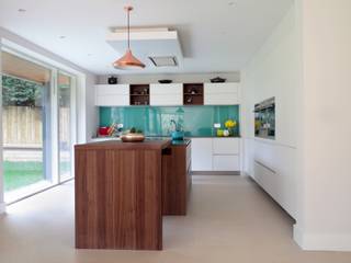 Contemporary Kitchen in Walnut and White Glass, in-toto Kitchens Design Studio Marlow in-toto Kitchens Design Studio Marlow Cocinas de estilo moderno Madera Acabado en madera