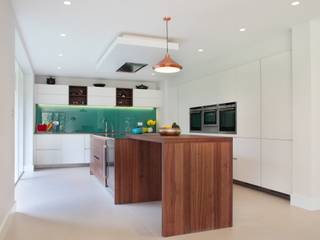 Contemporary Kitchen in Walnut and White Glass, in-toto Kitchens Design Studio Marlow in-toto Kitchens Design Studio Marlow 現代廚房設計點子、靈感&圖片 木頭 Wood effect