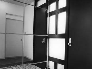 府中の家, 加藤將己／将建築設計事務所 加藤將己／将建築設計事務所 Moderner Flur, Diele & Treppenhaus Aufbewahrungen