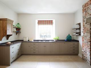 The Great Lodge | Large Grey Painted Kitchen with Exposed Brickwork, Humphrey Munson Humphrey Munson Кухня